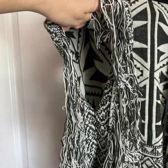 Sun & Shadow Bohemian Geometric Black and Cream Poncho Fringe Detail size M - Picture 6 of 11